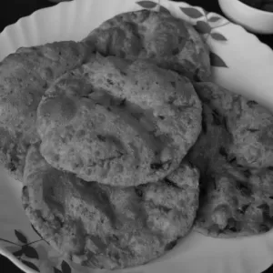 Methi Masala Puri with Curd & Pickle (4 Pieces)