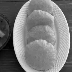 Jeera Ajwain Puri with Curd & Pickle (4 Pieces)