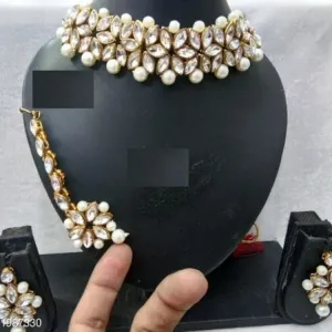 Women's Kundan And Pearl Jewellery Set