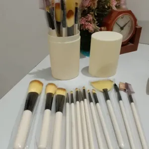 13 PIS PROFESSIONAL MAKEUP BRUSHES 🔥

With case 😱😱

