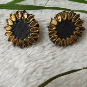 Black kundan stud
