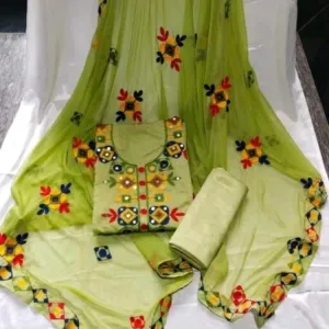 Catalog Name:*Charvi Attractive Sarees*
Saree Fabric: Silk
Blouse: Separate Blouse Piece
B