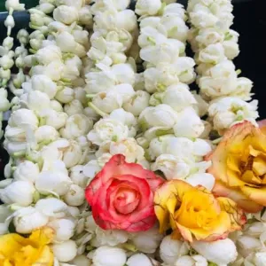 জুই ফুল ও গোলাপের গাজরা
