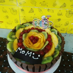 Fruit cake with Kitkat