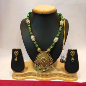 16509413-women covering party necklace set