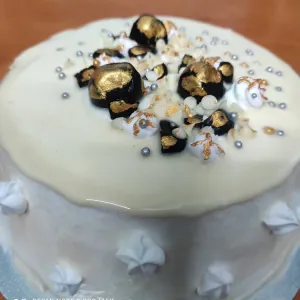 White chocolate black berry cake