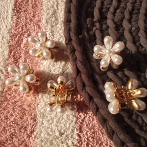 Mini daisy hair claw