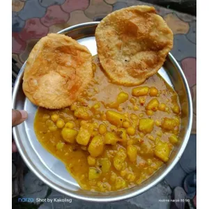 Puri and Ghugni/Sabji 