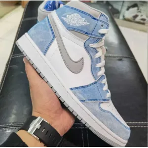 Air Jordan Retro 1 Hyper Royal 