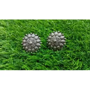 Oxidised stud earing