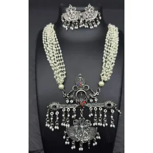 Oxidised set with pearl chain